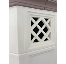 Detailaufnahme einer weißen Schranktür mit dekorativem Gittereinsatz