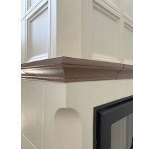 Detailansicht eines Kachelofens mit brauner Bordüre