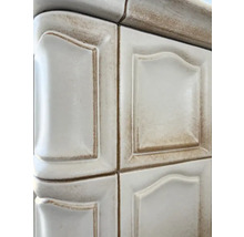 Detailansicht eines Kachelofens mit dekorativen, keramischen Kacheln