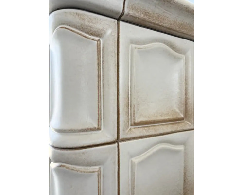 Detailansicht eines Kachelofens mit dekorativen, keramischen Kacheln