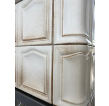 Detailansicht von Kachelofenfliesen mit Rahmen