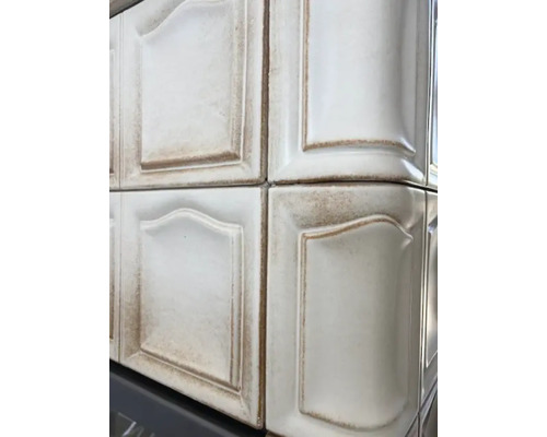 Detailansicht von Kachelofenfliesen mit Rahmen