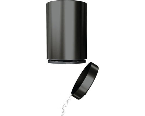 Carafe filtrante avec couvercle ouvert et eau qui s''écoule