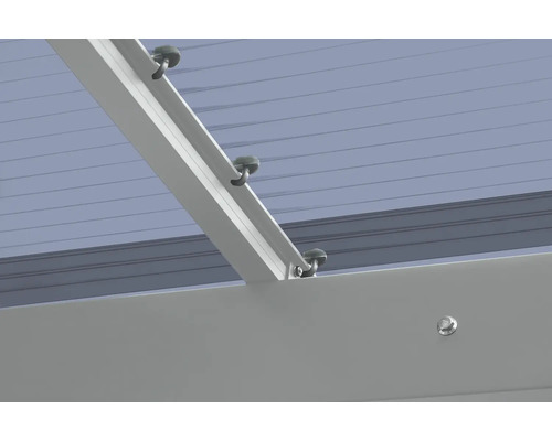 Vue détaillée d'un toit de terrasse avec éléments de fixation