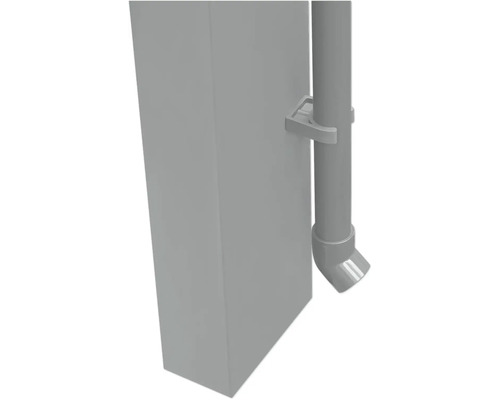 Tuyau de descente pluviale sur une cuve de récupération d'eau de pluie