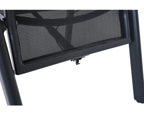 Vue détaillée d'un meuble de jardin avec une structure en maille