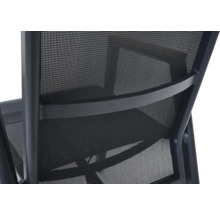 Vue détaillée d'une chaise de jardin avec revêtement en filet