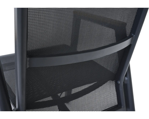 Vue détaillée d'une chaise de jardin avec revêtement en filet