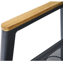 Gros plan d'une chaise de jardin avec accoudoir en bois et cadre en métal.
