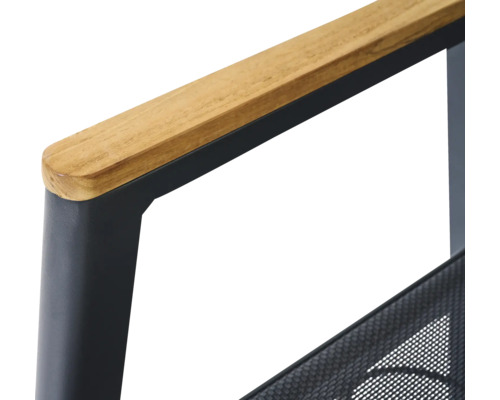 Gros plan d'une chaise de jardin avec accoudoir en bois et cadre en métal.
