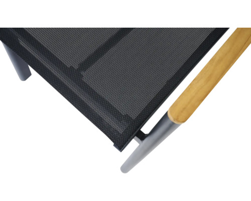 Vue détaillée d'une chaise de jardin avec revêtement textile et accoudoir en bois