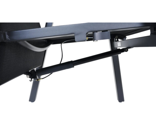 Gros plan d'une chaise de jardin avec ressort à gaz pour le réglage du dossier.