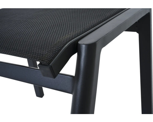 Detailansicht eines schwarzen Gartenstuhls mit Netzstruktur