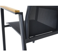 Vue détaillée d'une chaise de jardin avec revêtement en maille, accoudoirs en bois et structure métallique.