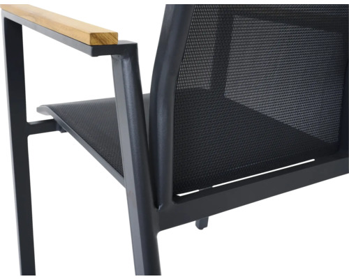 Vue détaillée d'une chaise de jardin avec revêtement en maille, accoudoirs en bois et structure métallique.