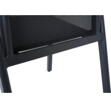 Vue détaillée d'une chaise de jardin avec cadre en métal et revêtement textile