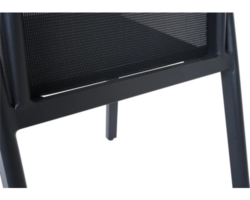 Vue détaillée d'une chaise de jardin avec cadre en métal et revêtement textile