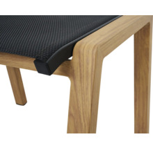 Detailansicht eines Stuhls mit Holzrahmen und Sitzfläche aus Textilgewebe