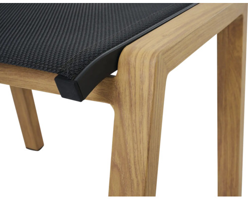 Detailansicht eines Stuhls mit Holzrahmen und Sitzfläche aus Textilgewebe