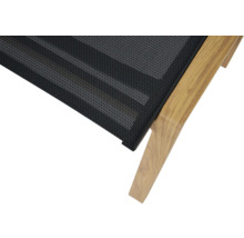 Detailansicht eines Gartenmöbels mit Holzrahmen und Netzgewebe