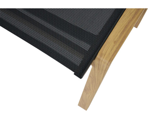 Detailansicht eines Gartenmöbels mit Holzrahmen und Netzgewebe