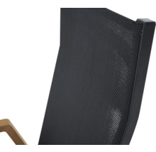 Gros plan sur une chaise de jardin avec revêtement textile