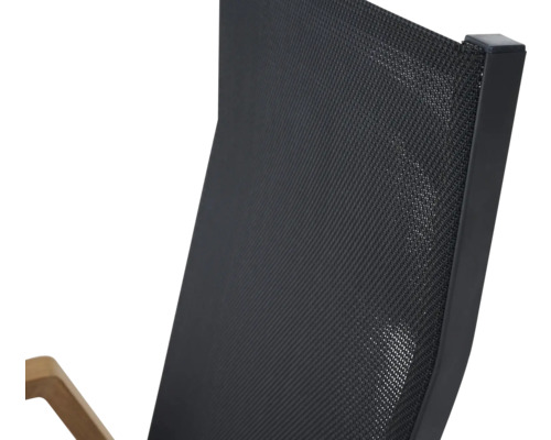 Gros plan sur une chaise de jardin avec revêtement textile