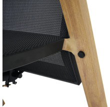Vue détaillée d'une chaise avec cadre en bois et revêtement en maille