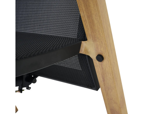 Vue détaillée d'une chaise avec cadre en bois et revêtement en maille