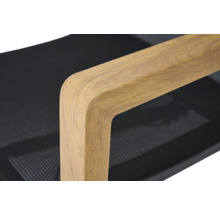 Vue détaillée d'une chaise de bureau avec accoudoir en bois et assise en maille