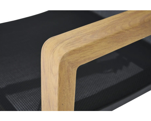 Vue détaillée d'une chaise de bureau avec accoudoir en bois et assise en maille