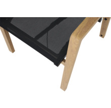 Vue détaillée d'une chaise de jardin avec cadre en bois et revêtement en tissu mesh