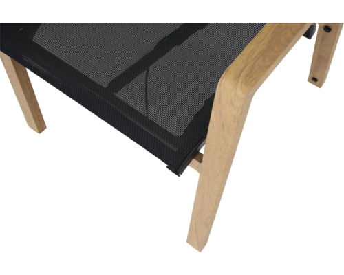 Vue détaillée d'une chaise de jardin avec cadre en bois et revêtement en tissu mesh