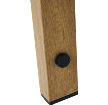 Detailansicht eines Möbelfußes aus Holz mit Bodenschoner