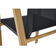 Detailansicht eines Holzstuhls mit Netzstruktur