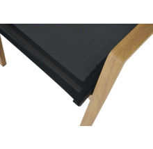 Detailansicht eines Gartenstuhls mit Holzrahmen und Netzbespannung