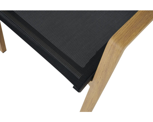 Detailansicht eines Gartenstuhls mit Holzrahmen und Netzbespannung