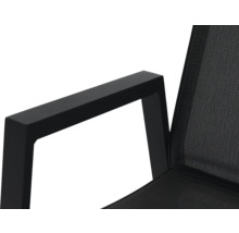 Detailansicht eines Gartenstuhls mit Armlehne