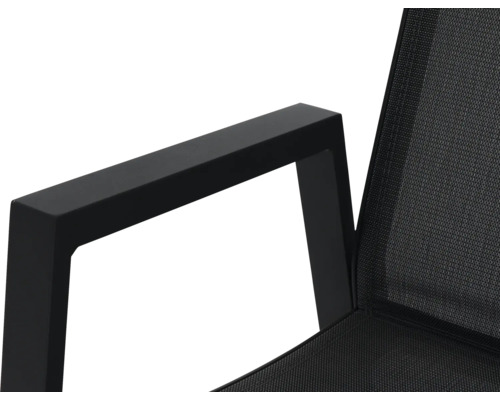 Detailansicht eines Gartenstuhls mit Armlehne