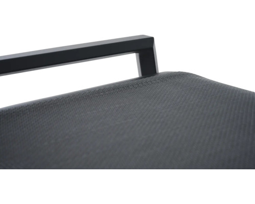 Vue détaillée d'une assise de chaise noire avec cadre en métal