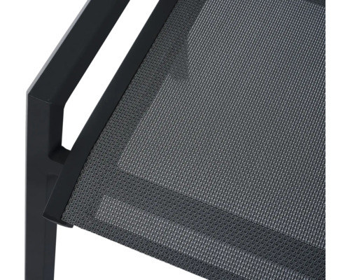 Vue détaillée d'un store avec cadre métallique et revêtement textile