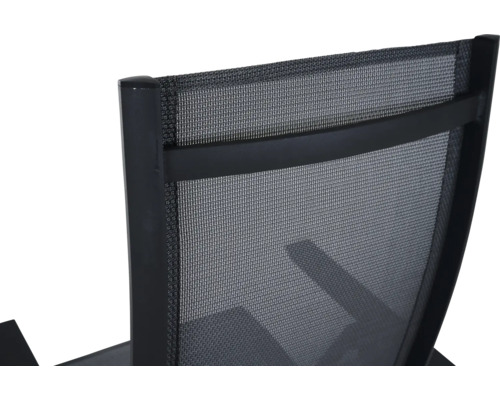 Detailansicht der Rückenlehne eines Gartenstuhls mit Netzstruktur