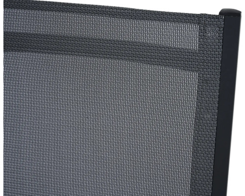 Detailansicht eines Gartenstuhls mit Textilbespannung