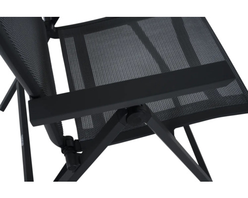 Detailansicht eines schwarzen Gartenstuhls mit Netzbespannung