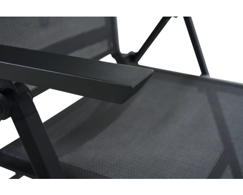 Gros plan d'une chaise de jardin avec accoudoir