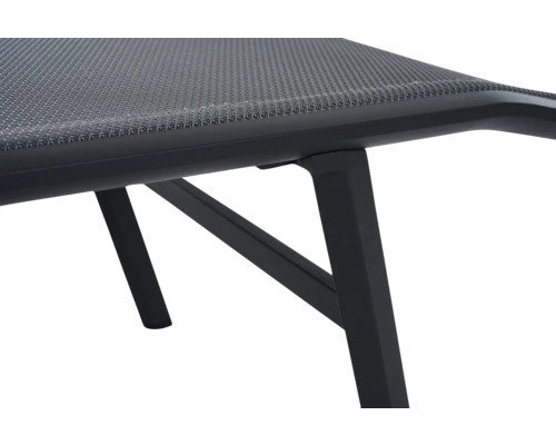 Vue détaillée d'un meuble de jardin avec cadre et revêtement