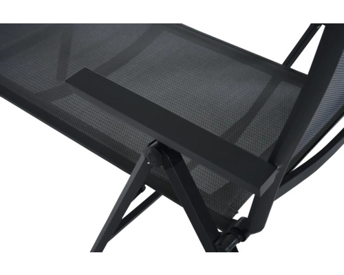 Vue détaillée d'une chaise de jardin avec accoudoir et revêtement textile