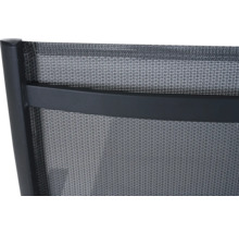 Vue détaillée d'une chaise de jardin avec revêtement textile