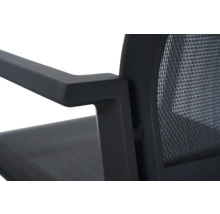 Vue détaillée d'une chaise de bureau avec accoudoir et dossier en maille