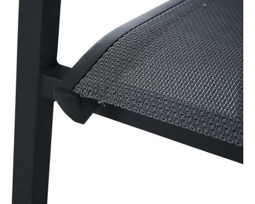 Vue détaillée d'une chaise de jardin avec revêtement en tissu